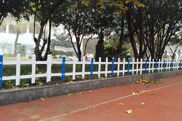 白色PVC道路护栏